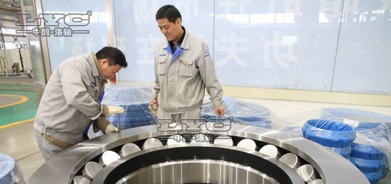 The largest，the heaviest thrust spherical roller bearing on line in domestic