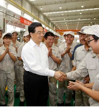 On July10th President Hu Jintao came to visit “New LYC Project” and had a cordial conversation with the management and workers on the site.