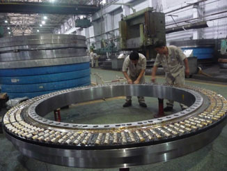 Six-row cylindrical roller combined slewing bearing offline