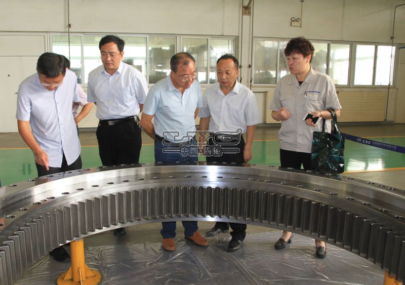 The domestic first sets Φ level 6 to 7 m composite shield main bearing of Company research and development have  passed  the factory acceptance