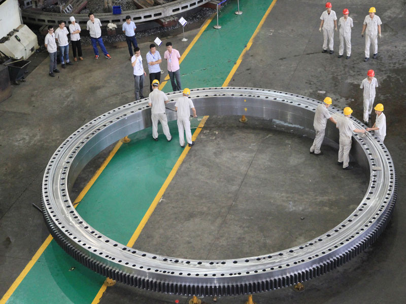 The largest and heaviest integral slewing bearing in China is completed in LYC
