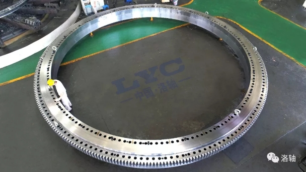 The Asian largest integral slewing bearing was successfully finished production in LYC