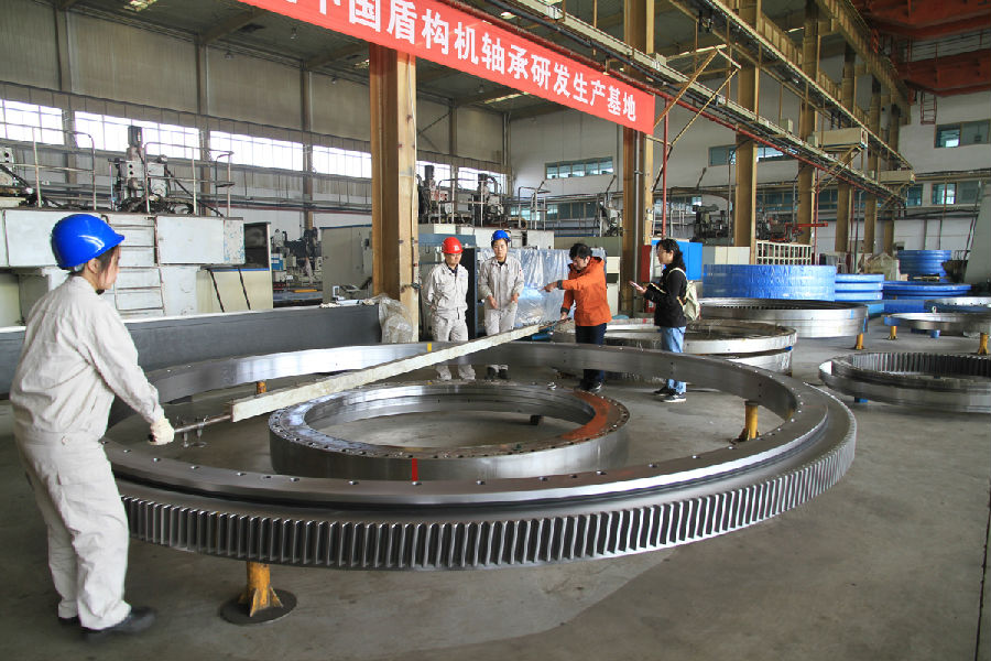 The first set of high-precision slewing bearing with helical teeth finished producing in LYC