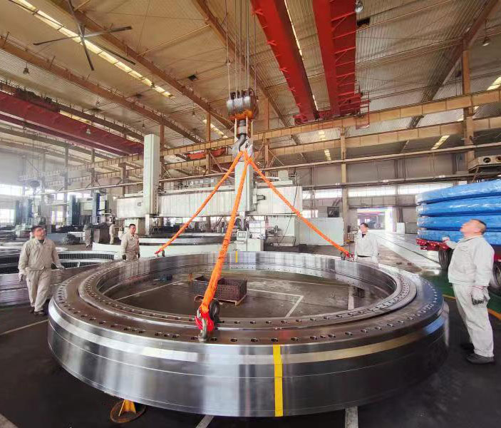 The first set of main bearing used on 10 meters TBM shield machine developed by LYC was rolled off the line.